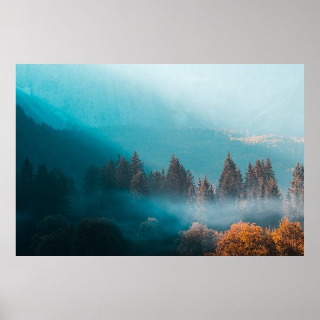 Leuchtendes Licht auf nebligen Herbstwald Poster (Vorne)