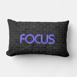 leuchtendes Neon Fokussierter Text auf Backstein Lendenkissen