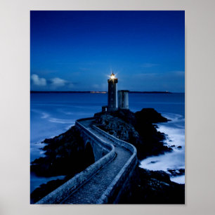 Leuchtturm an der Wand im Ozean in der Nacht Poster