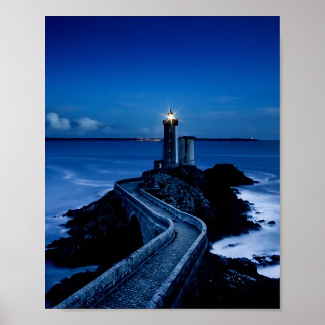 Leuchtturm an der Wand im Ozean in der Nacht Poster (Vorne)