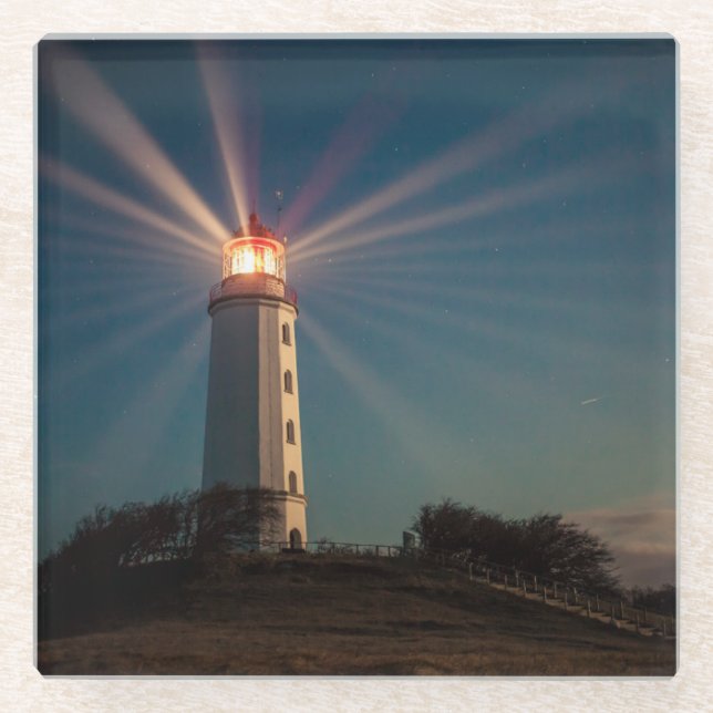 Leuchtturm auf einem Hügel, der nachts glänzt Glasuntersetzer (Vorderseite)