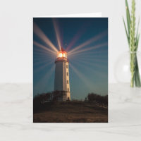 Leuchtturm auf einem Hügel, der nachts glänzt