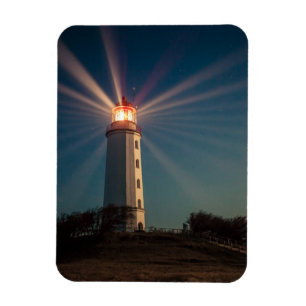 Leuchtturm auf einem Hügel, der nachts glänzt Magnet