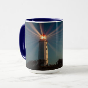 Leuchtturm auf einem Hügel, der nachts glänzt Tasse