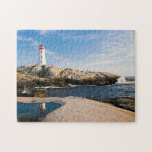 Leuchtturm auf Felsen mit Blick auf den Ozean