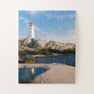 Leuchtturm auf Felsen mit Blick auf den Ozean