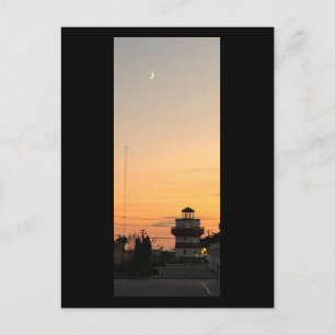 Leuchtturm bei Sonnenuntergang mit Mond Postkarte