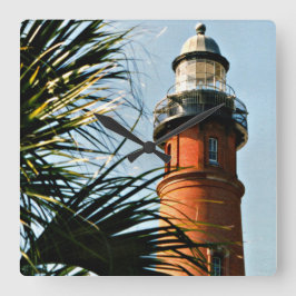 Leuchtturm der Einlaufloche, Uhr an der Wand des F