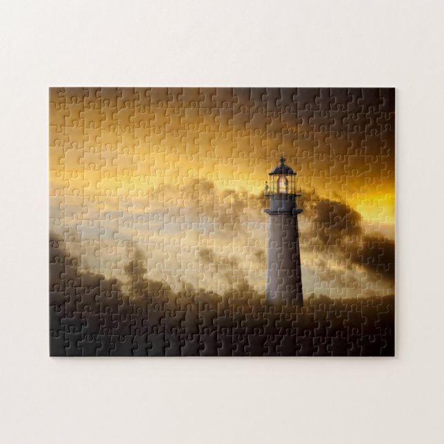 Leuchtturm, der unter drastischen Himmel glüht (Horizontal)