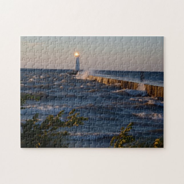 Leuchtturm in einem stürmischen Meer (Horizontal)