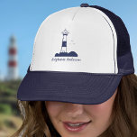 Leuchtturm Navy Blue Truckerkappe<br><div class="desc">Eine einfache Kappe mit einer Illustration eines Leuchtturms und einem individuellen Namen in marineblauen Tönen! Es könnte ein ausgezeichnetes Geschenk für einen Seemann, einen Bootsbesitzer oder einen Liebhaber von Ozeanen und Meeresküsten!</div>