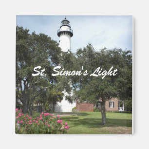 Leuchtturm, Rasen und blühendes Bush Magnet