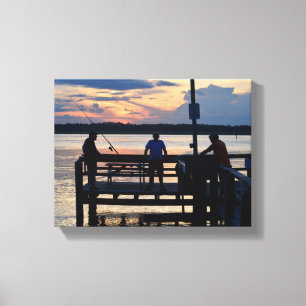 Leute an einem Pier, der bei Sonnenuntergang angel Leinwanddruck