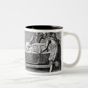 Leute, die Backgammon spielen Zweifarbige Tasse