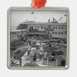 Leute, die erhöhte Ansicht B&W des Minigolfs Silbernes Ornament