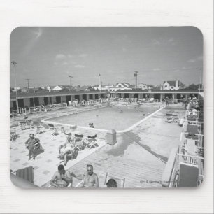 Leute, die Swimmingpool am im FreienB&W sich Mousepad