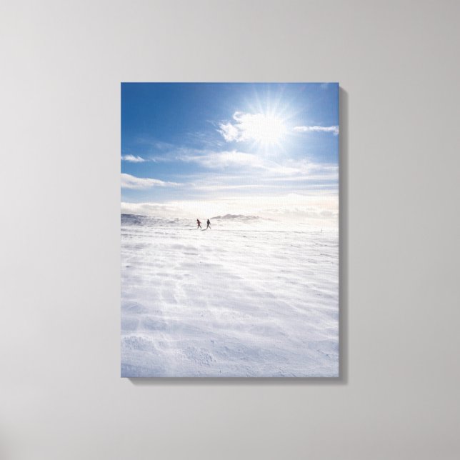 Leute, die über Schnee gehen, Island Leinwanddruck (Vorderseite)