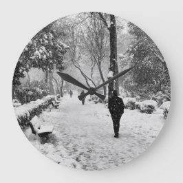 Leute im Park im schneebedeckten Wintertag Große Wanduhr