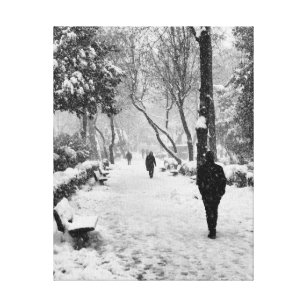 Leute im Park im schneebedeckten Wintertag Leinwanddruck