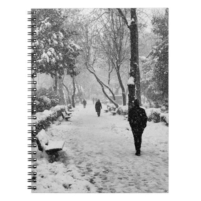 Leute im Park im schneebedeckten Wintertag Notizblock (Vorderseite)