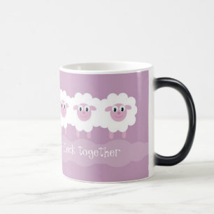 Leute in der Erholungsmenge, die zusammen Tasse