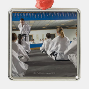 Leute in einer Taekwondo-Klasse Silbernes Ornament