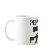 Leute mit Gewehren essen Tasse
