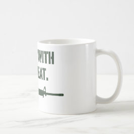 Leute mit Gewehren essen Tasse
