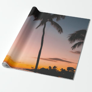Leute sitzen am Strand in der Nähe des Meeres Geschenkpapier