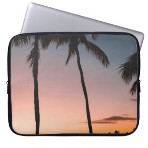 Leute sitzen am Strand in der Nähe des Meeres Laptopschutzhülle