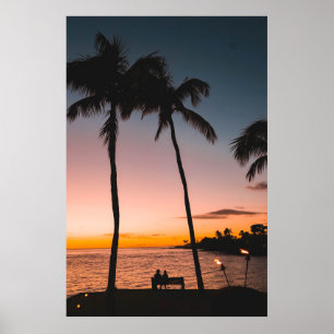 Leute sitzen am Strand in der Nähe des Meeres Poster