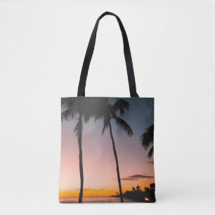 Leute sitzen am Strand in der Nähe des Meeres Tasche
