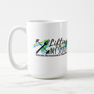 Levage de ma tasse de café de spiritueux