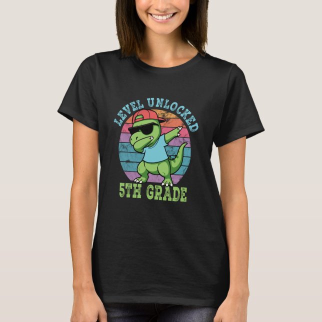 Level Unlocked 5th Grade Funny First Day Dino T-Shirt (Vorderseite)