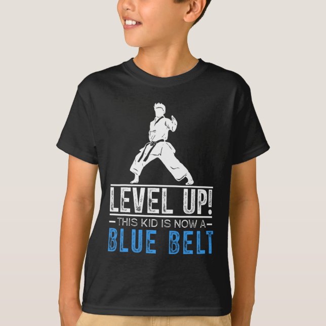 Level Up! This Kid Is Now A Blue Belt Karate Award T-Shirt (Vorderseite)