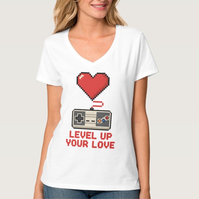 Level Up Your Love, Retro Pixel Gaming Design T-Shirt (Vorderseite)