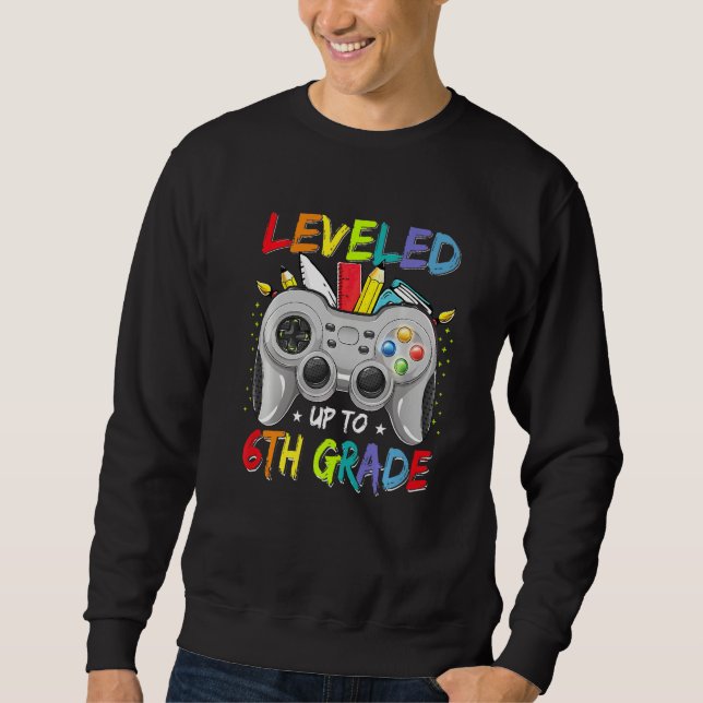 Leveled Up To 6th Grade Gamer Back To School First Sweatshirt (Vorderseite)