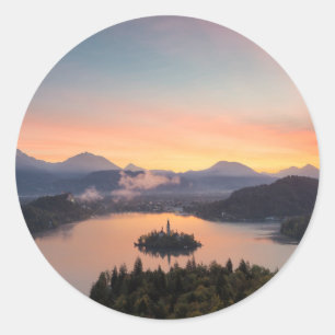 Lever au-dessus du lac Bled autocollant rond