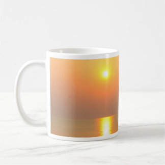 Lever de soleil au-dessus de la mer. Tasse blanche