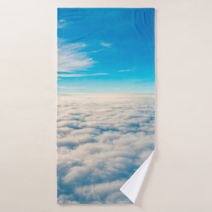 Lever du soleil au-dessus des nuages depuis la fen
