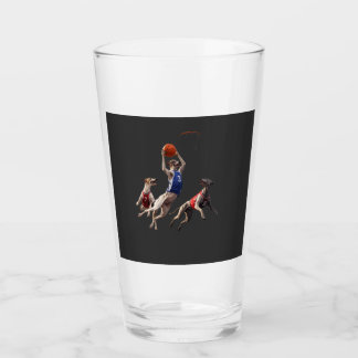 Lévriers jouant au basket-ball en verre