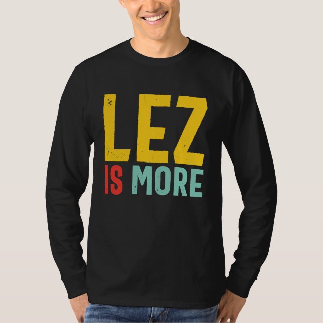 Lez Is More  Distressed LGBT Pride Lesbian T-Shirt (Vorderseite)
