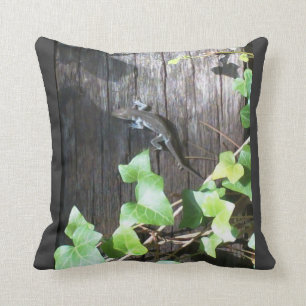lézard gris dans le lierre sur le coussin gris