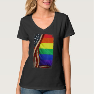 Lgbt-Flagge hinter der amerikanischen Flagge Stolz T-Shirt