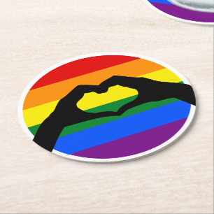 LGBT-Gay Pride-Regenbogen und Silhouette der HerzH Runder Pappuntersetzer
