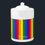 LGBT-Gay Pride-Regenbogenstreifen-Flag-Monogramm L<br><div class="desc">Schön, lebendig, LGBT Gay Pride Regenbogenfarben, farbenfrohe geometrische Streifen Muster, individuell, personalisiert, modern, cool, stilvoll, elegant elegante Imitate Goldene Schrift / Typografie / Schriftart, mit Monogramm, 100% weißes Porzellan, Geschirrspüler-Safe, Mikrowellensafe, Teekanne. Geben Sie einfach Ihren Namen / Kindernamen / Familienname / Firmennamen ein, um Ihre Wünsche zu erfüllen. Machen Sie...</div>