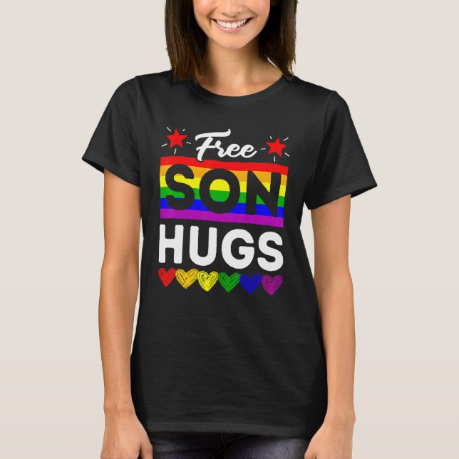 Lgbt Pride Free Son Hugs Rainbow Flag Support Fami T-Shirt (Vorderseite)