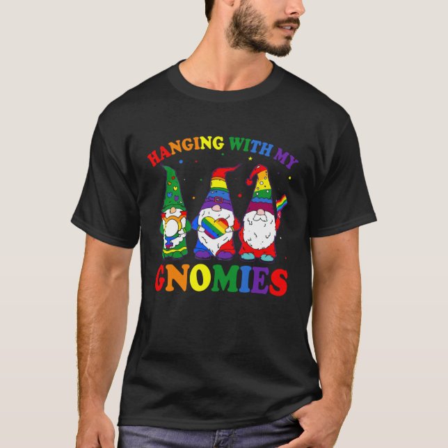 LGBT Pride LGBTQ Rainbow Gnomies  Hanging with my  T-Shirt (Vorderseite)