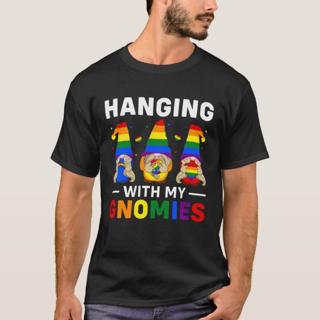LGBT Pride LGBTQ Rainbow Gnomies  Hanging with my  T-Shirt (Vorderseite)