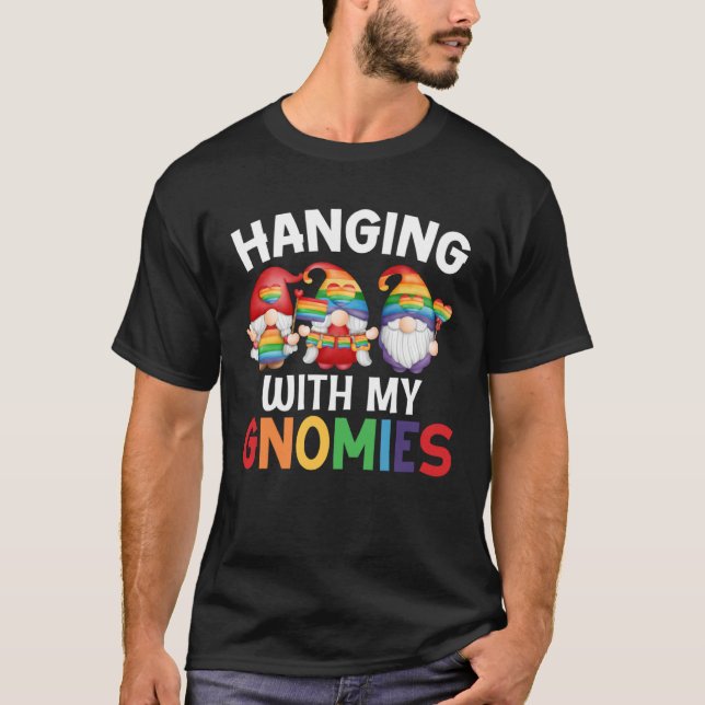 LGBT Pride LGBTQ Rainbow Gnomies  Hanging with my  T-Shirt (Vorderseite)